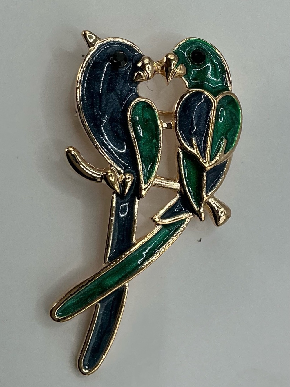 GOLD TONE GREEN AND BLUE ENAMEL KISSING PARROT BROOCH NWOT